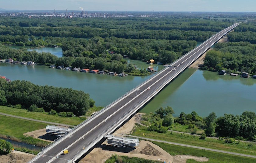 Obr. 1 Dunajské súmostie − letecký pohľad na Lužný most (stav z mája 2021)