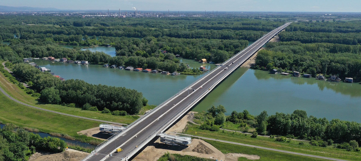 Obr. 1 Dunajské súmostie − letecký pohľad na Lužný most (stav z mája 2021)