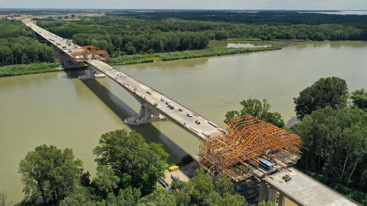 Obr. 4 Pohľad na dokončené komorové jadro NK mosta cez Dunaj; betonáž krajných konzol v 2. fáze