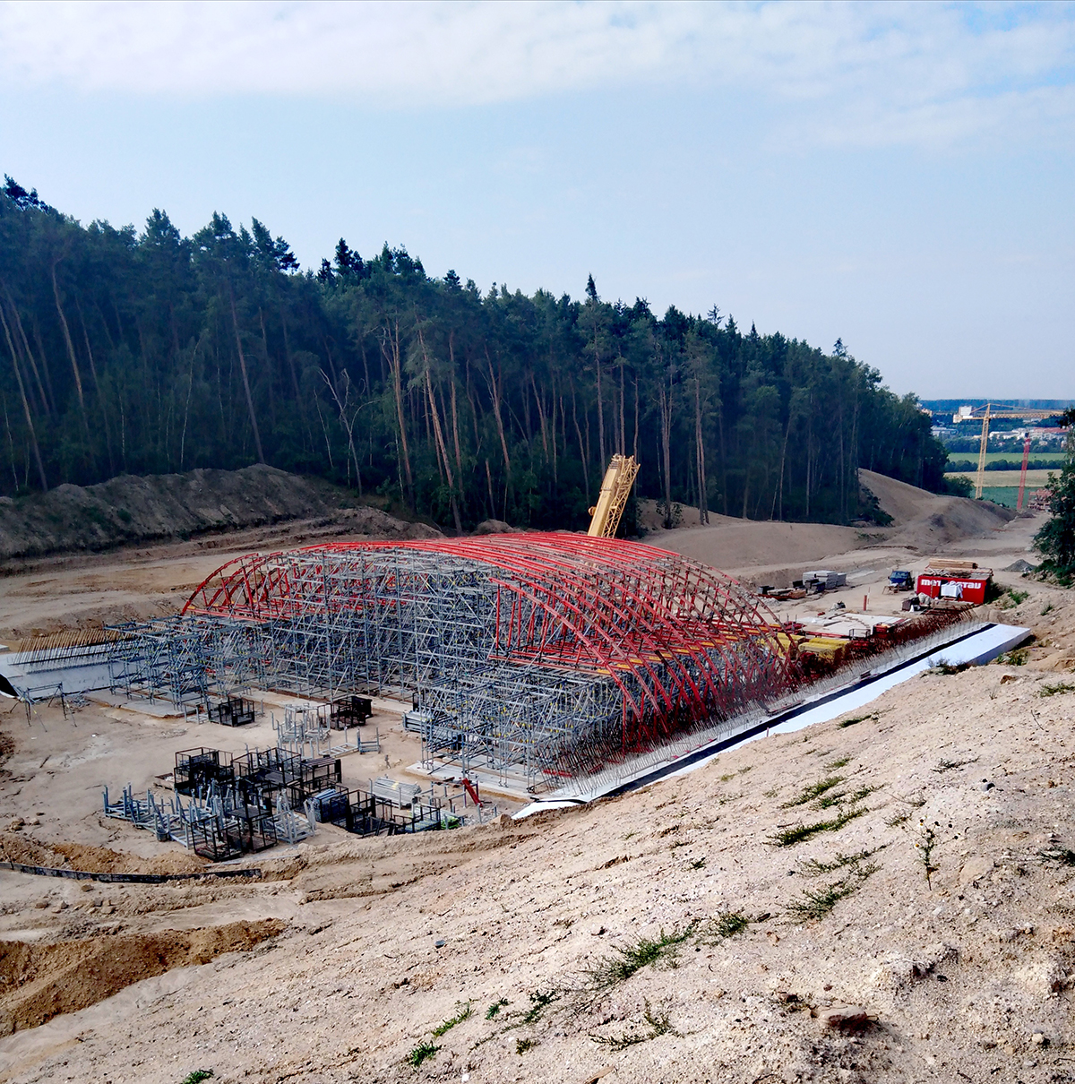 Příprava na betonáž jednopolového monolitického železobetonového biokoridoru s obloukovou konstrukcí zdroj SUSPK