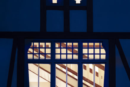 Detail secesného okna so zdobením.