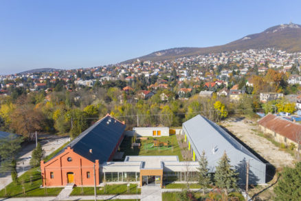 Areál kasární sa nachádza na Martinskom vrchu pod Zoborom.