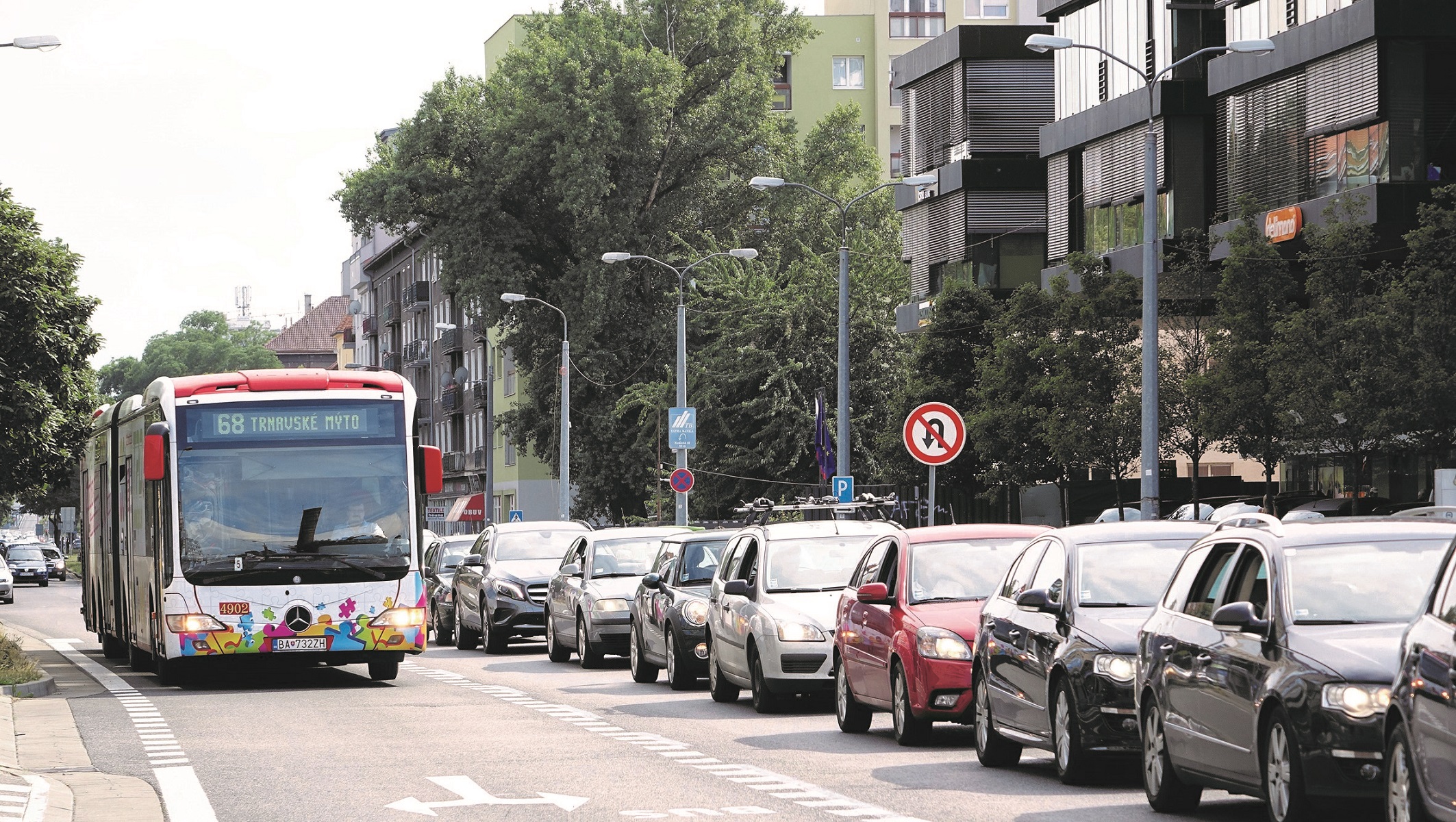 Pruh pre autobusy v menej využitom jazdnom pruhu s predradením pred križovatkou.