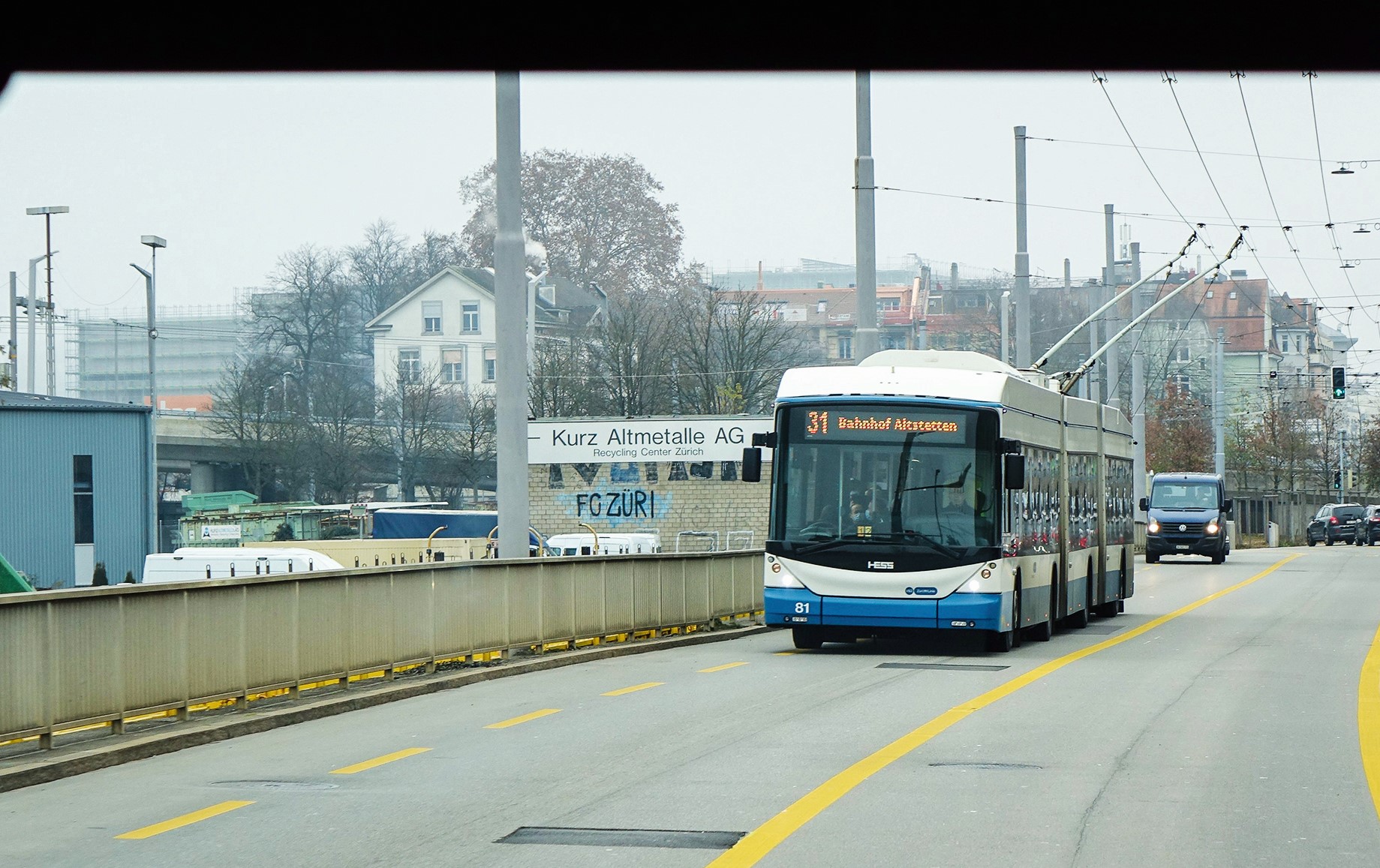 Zürich: Obojsmerný pruh pre autobusy, ktorý použije vodič trolejbusu v tom smere, v ktorom je dopravná zápcha. Nie je tu žiadna signalizácia, používa sa zdravý rozum.