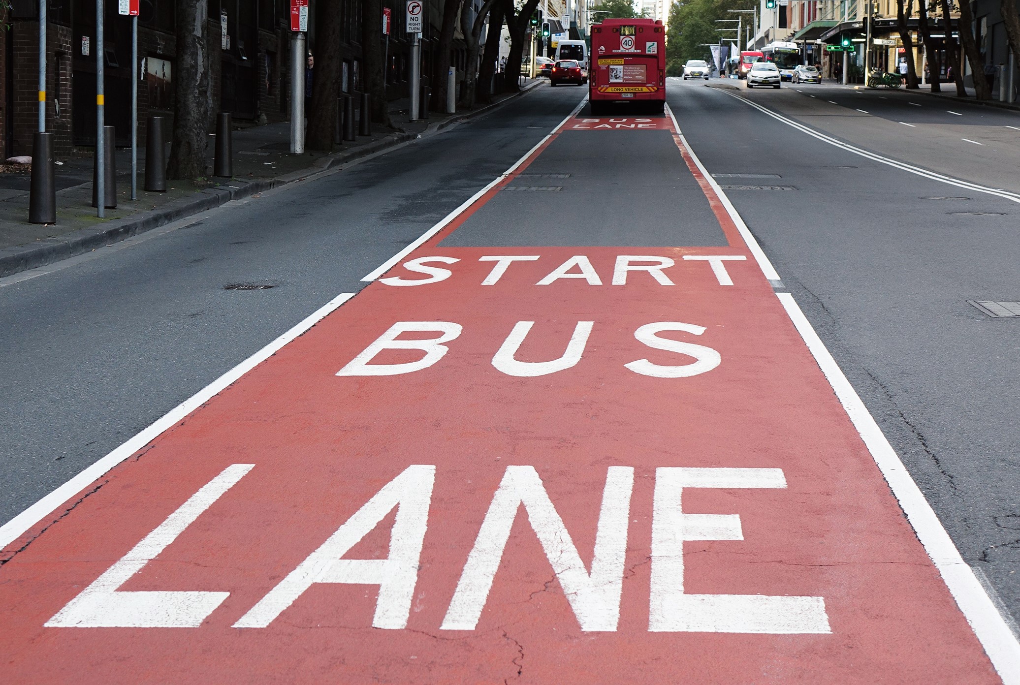 Sydney: Pruh pre autobusy nemusí byť len na kraji komunikácie – závisí to od konkrétneho smerovania vozidiel verejnej dopravy.