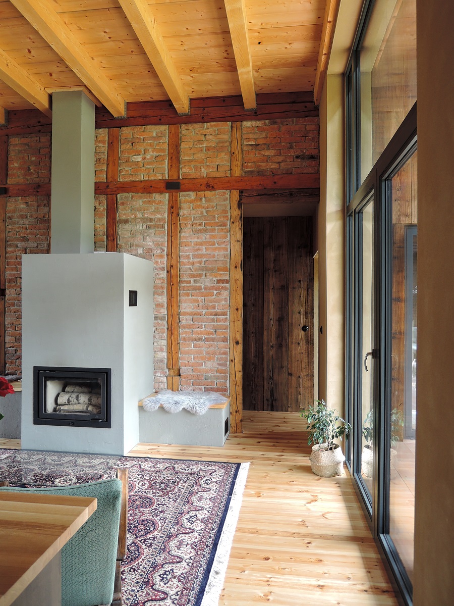  V interiéri sú viditeľné najmä použité hlinené omietky a časti drevených koštrukčných prvkov humna. Podčiarkujú tak celkový pocit z objektu