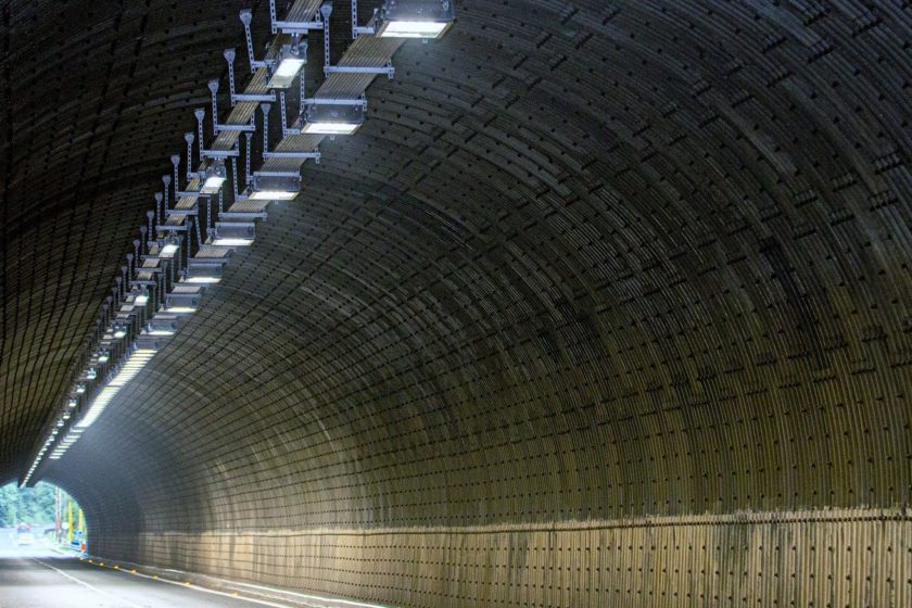 Kufríkové svietidlá sú umiestnené pod káblovým roštom so šírkou 400 mm, ktorý je uchytený na konštrukcii zavesenej na strope tunelovej rúry; lineárne svietidlá sú umiestnené pod káblovým roštom so šírkou 200 mm.