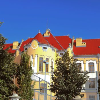 Historická budova gymnázia na Grösslingovej ulici v Bratislave