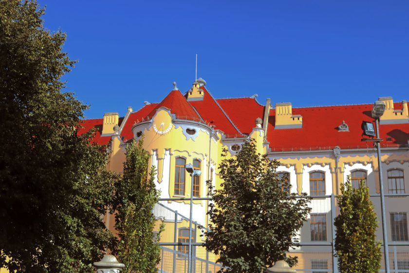 Historická budova gymnázia na Grösslingovej ulici v Bratislave