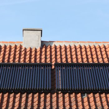 Solárny kolektor na ohrev vody na streche domu