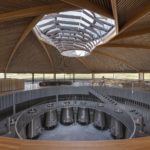 Kruhové átrium umožňuje návštevníkom sledovať, čo sa deje v priestoroch na výrobu a skladovanie vína.