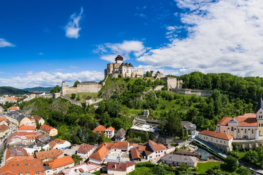 Mesto je priestor, ktorý umožňuje všetkým životným procesom od existenčných cez civilizačné až po relaxačné odohrávať sa v kvalitnejšom, rýchlejšom, intenzívnejšom, a tým aj efektívnejšom režime.