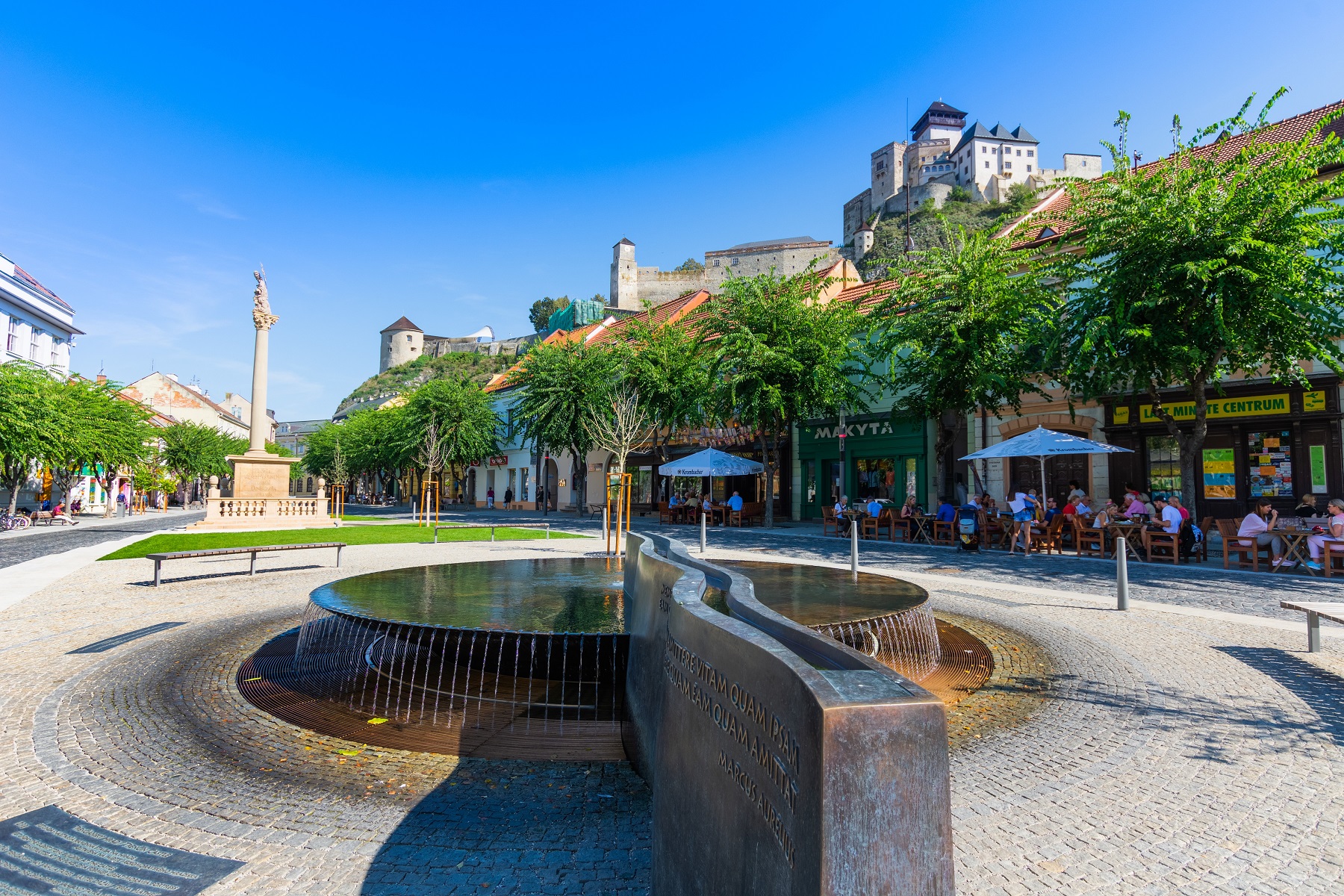 Mierové námestie po rekonštrukcii. Návrh vzišiel z architektonickej súťaže. Víťazom sa stala
architektonická kancelária RAW z Brna.