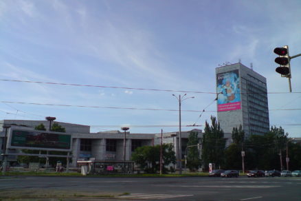 Komplex bývalého Domu odborov Istropolism, vpravo je výšková kancelárska budova