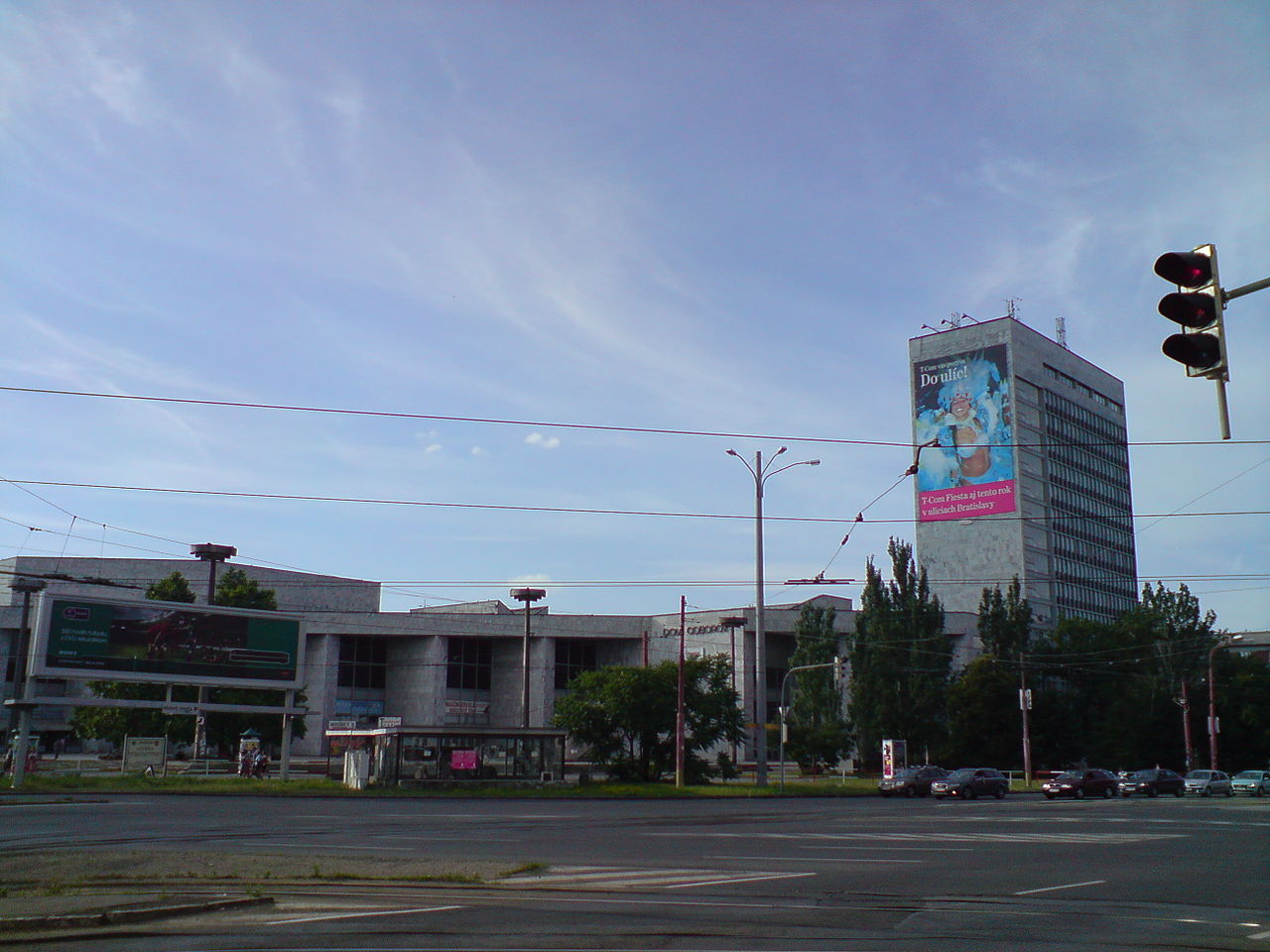 Komplex bývalého Domu odborov Istropolis, vpravo je výšková kancelárska budova