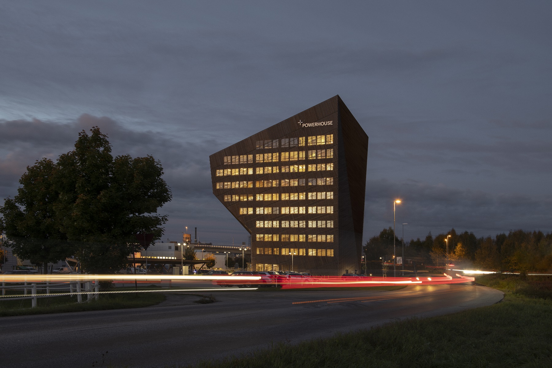 POWERHOUSE TELEMARK 2015082 N128Uhlíkovo neutrálna kancelárska budova Powerhouse Telemark v nórskom meste Porsgrunn. Budov aje navrhnutá tak, aby vyprodukovala viac energie ako spotrebuje.