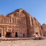 Skalné mesto Petra v Jordánsku vytesané do pieskovca bolo odkryté až v 19. storočí.