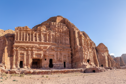 Skalné mesto Petra v Jordánsku vytesané do pieskovca bolo odkryté až v 19. storočí.