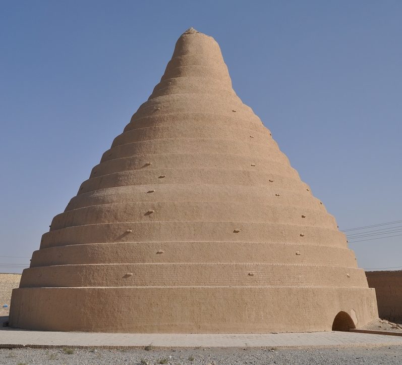 V provincii Yazd v dnešnom Iráne v stavbe Yakhchāl Peržania uchovávali ľad uprostred púšte.