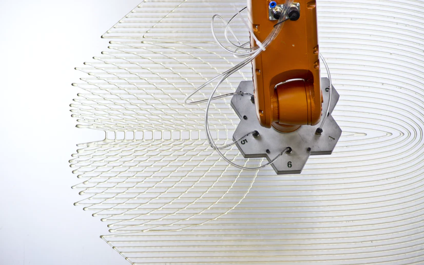 Prispôsobený efektor robota distribuuje rôzne materiály z rôznych typov trysiek pri tvorbe Aquahoja
