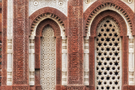 Ala’i Darwaza, južná brána mešity Quwwat-ul-Islam v Dillí v Indii z červeného pieskovca.