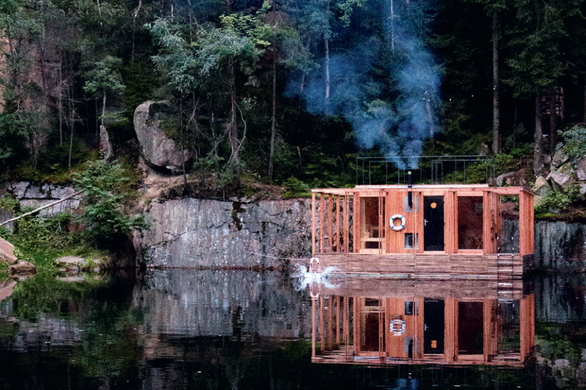 Sauna je riešená ako prefabrikovaná panelová drevostavba.