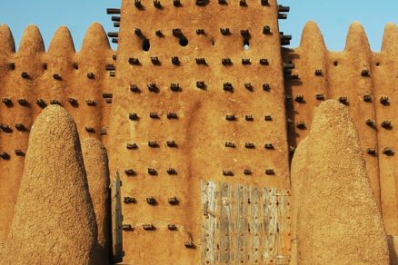 Mešita v Djenné na Mali je najväčšou hlinenou budovou na svete.