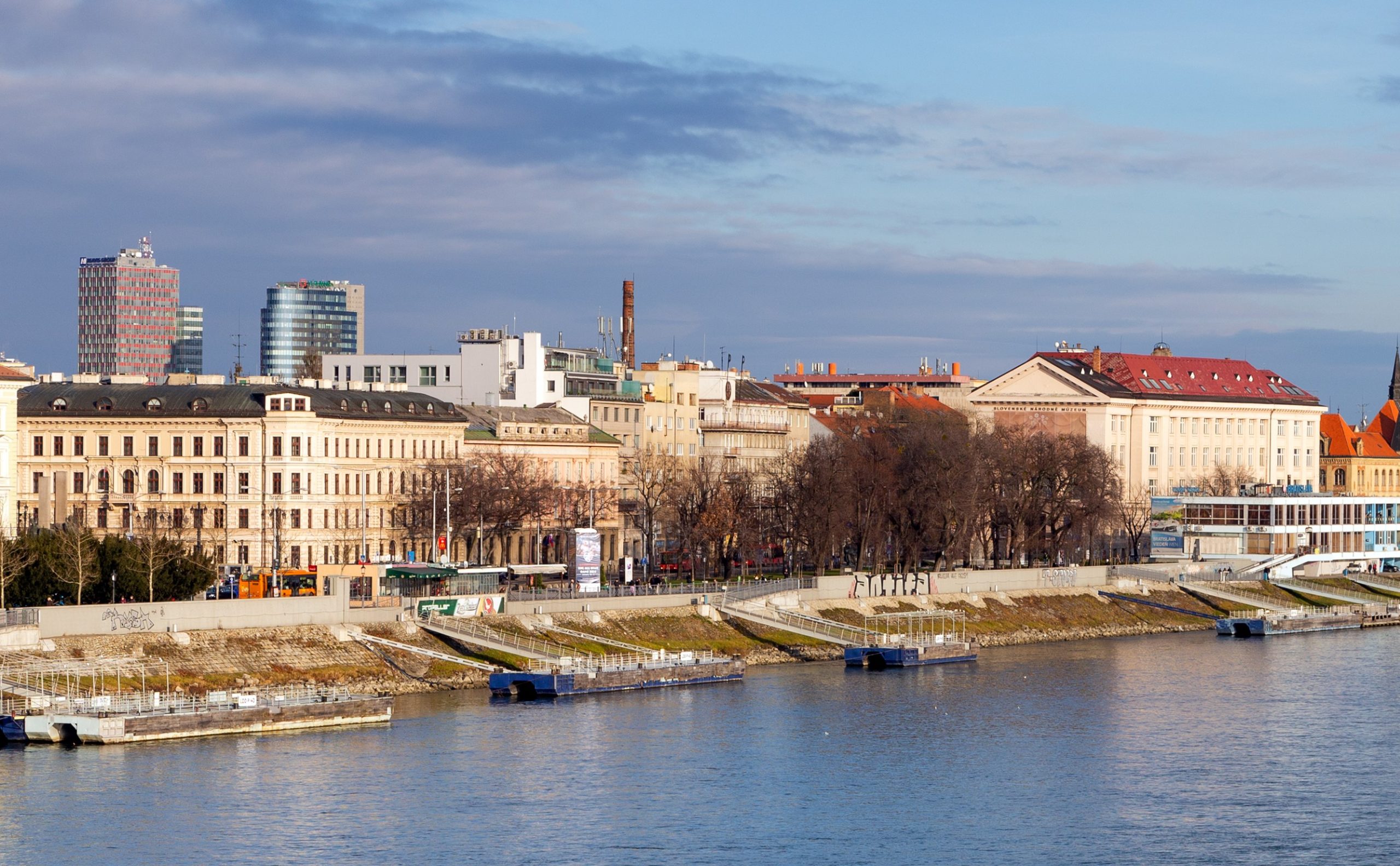 Bratislava, nábrežie, Rázusovo námestie