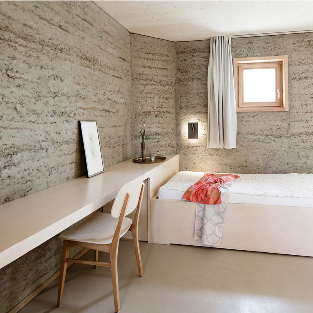 V interiéri penziónu RoSana nájdete hlinené steny realizované jedným z ďalších výhercov súťaže