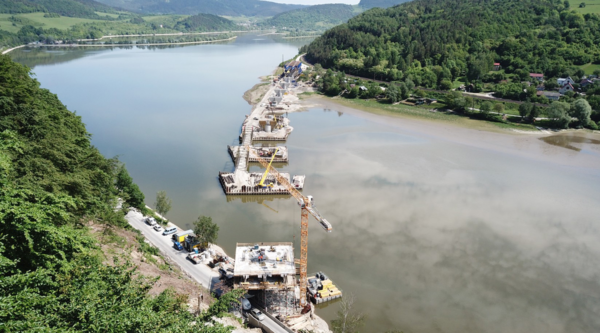 Mostný objekt nad Nosickou priehradou s dĺžkou viac ako 600 m patril k jedným z najnáročnejších objektov stavby.