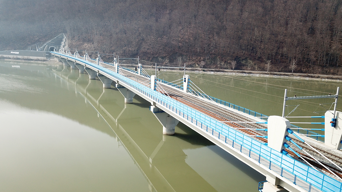 Most prevádza dvojkoľajnú trať cez Nosickú priehradu pomocou 12 mostných polí s dĺžkou 51,50 