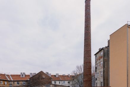 Zrekonstruovany komin byvalej kotolne vo dvore na Medenej ulici.