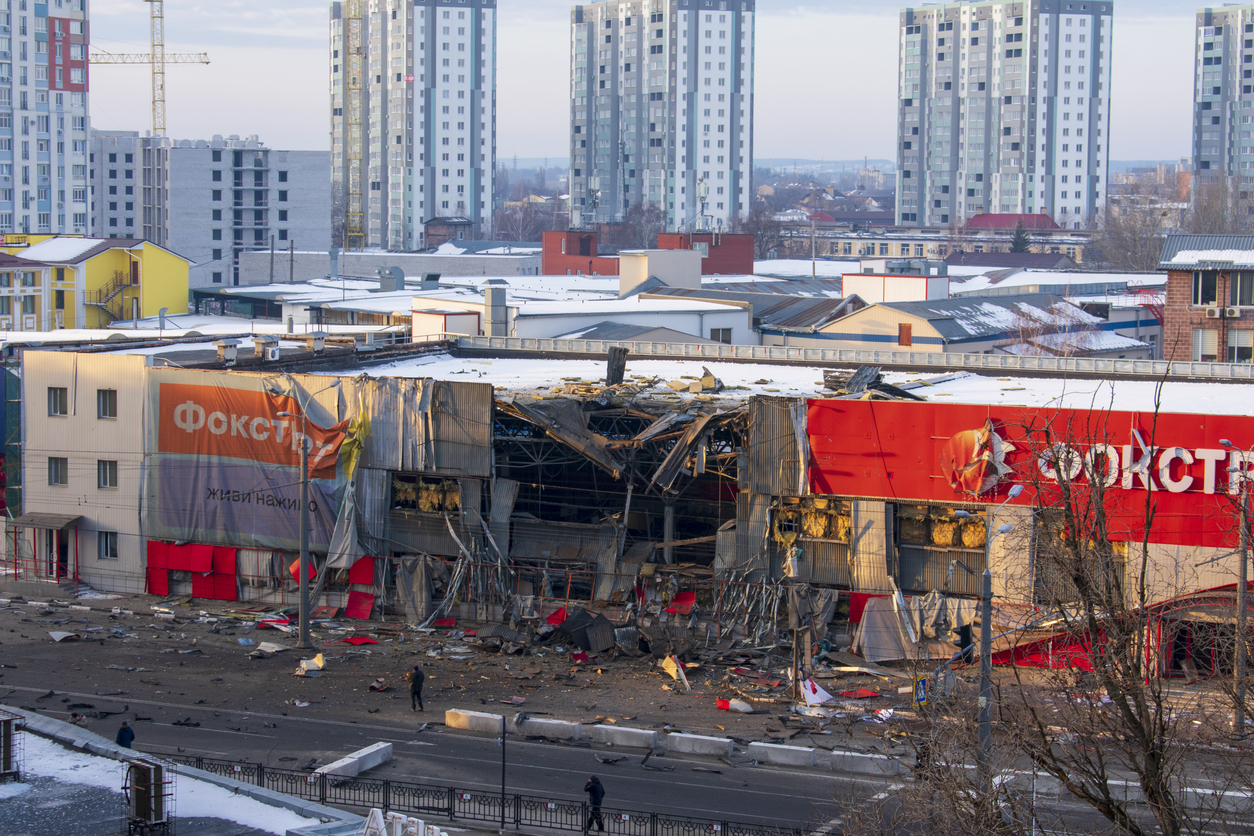 Pohľad na budovu obchodného centra po ruskom bombardovaní, 15. marec 2022, Charkov, Ukrajina. 