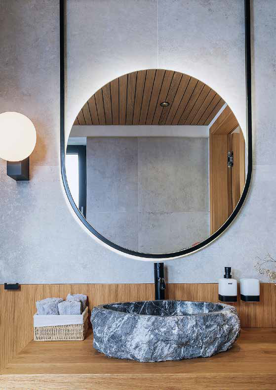 V kúpeľni dominuje
ručne vytesané
umývadlo z mramoru
Grigio Carnico.