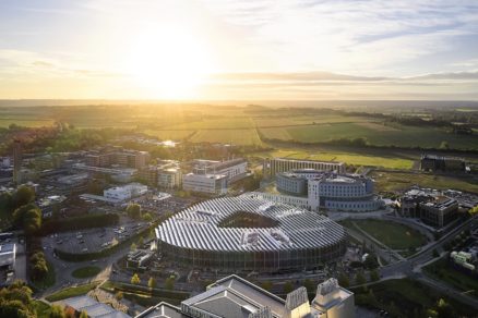 Budova The Discovery Center sa nachádza uprostred Cambridge Biomedical Campus (CBC). Jej centrálna poloha odráža ambíciu spoločnosti AstraZeneca stať sa kľúčovým bodom výmeny a spolupráce v CBC