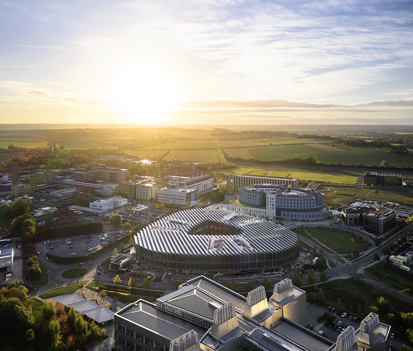  Budova The Discovery Center sa nachádza uprostred 
Cambridge Biomedical Campus (CBC). Jej centrálna poloha odráža ambíciu spoločnosti AstraZeneca stať sa kľúčovým bodom výmeny a spolupráce v CBC.