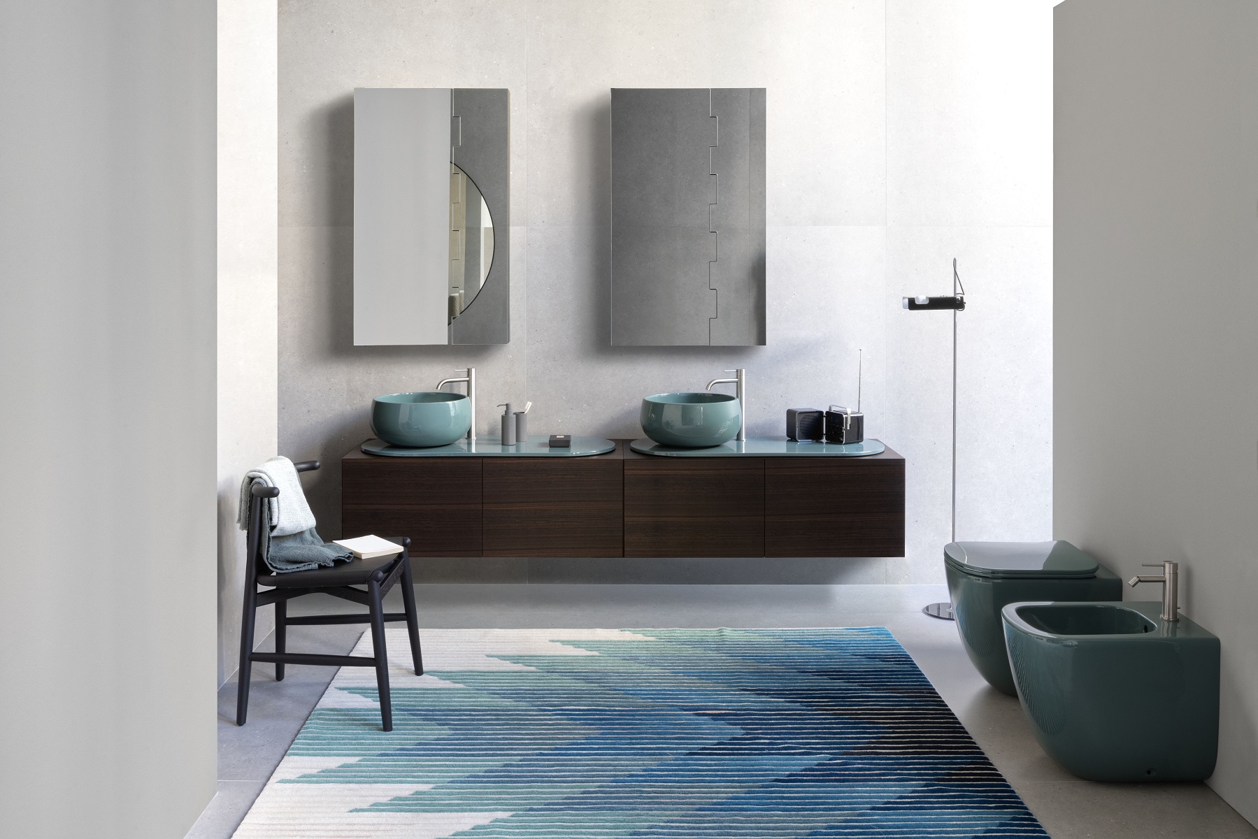 Veľká kúpeľňa 
s párom umývadiel 
v smaragdovej 
farbe v kombinácii 
s tmavým drevom.