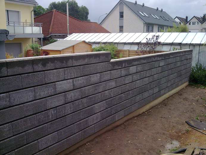 OBR.12: Ukončenie steny plotovou strieškou.