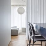 Stropy architekti očistili na betón. Steny natiahli nanovo sadrovou omietkou bez maľovky. Získali tak väčšiu plasticitu.
