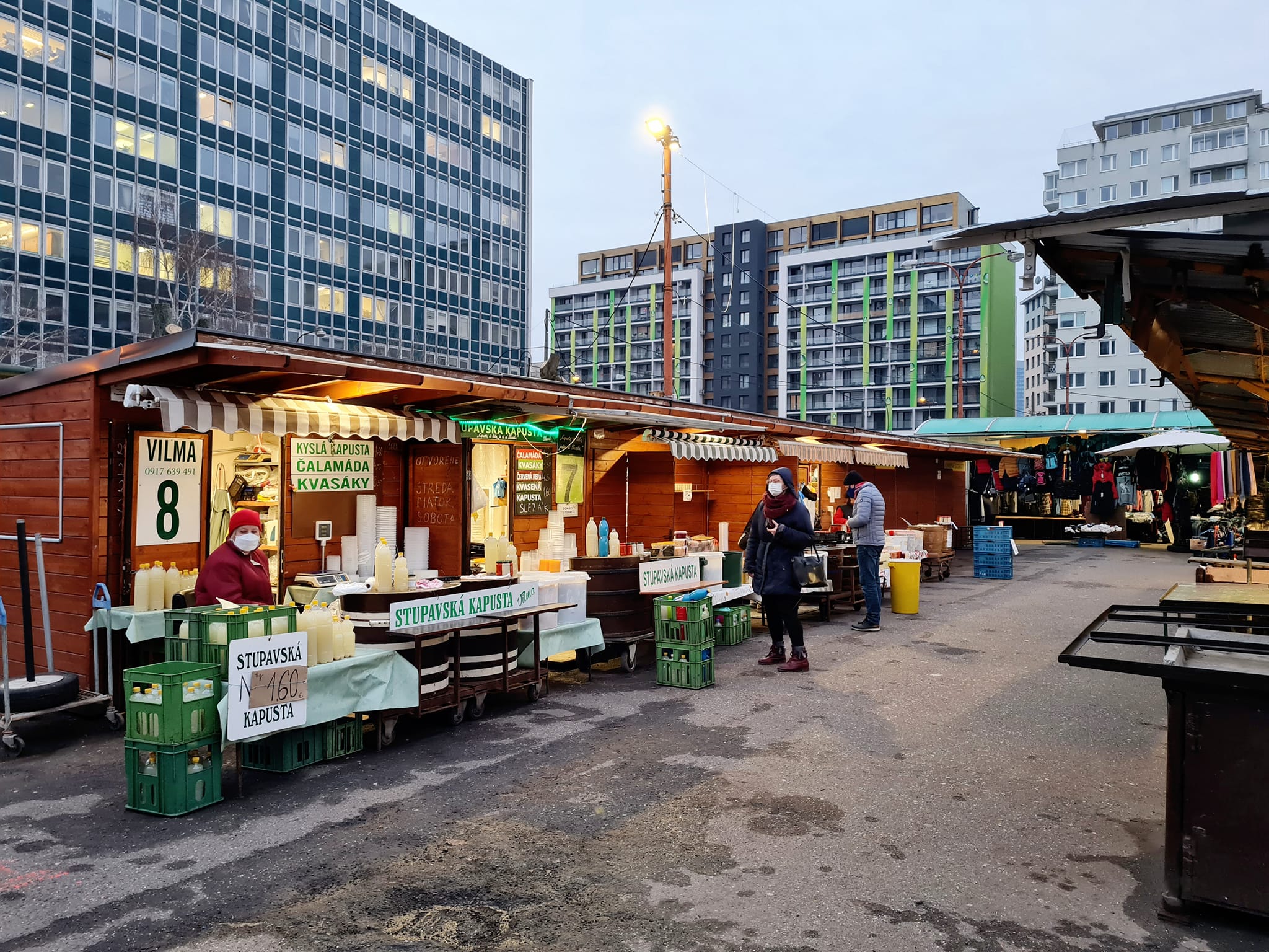 Otvorené trhovisko Miletičova v Bratislave.