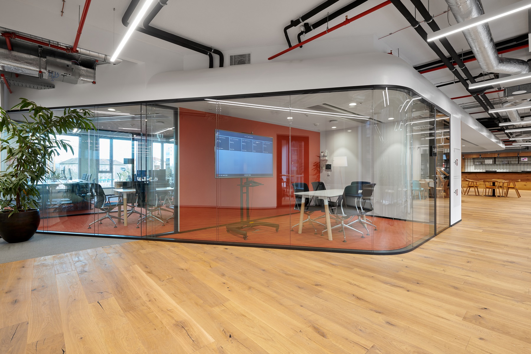 Požiadavky na kancelárske priestory sú dnes rôzne v závislosti od typu a veľkosti firmy, ale aj od rôznych cieľov organizácií. Kancelárske priestory spoločnosti HB Reavis.
