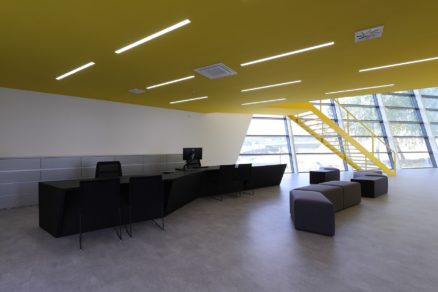Pri návrhu kancelárskych priestorov je dôležité poznať firemnú kultúru spoločnosti, pre ktorú administratívu pripravujeme. Interpolise Office Centrum, Paulíny Hovorka Architekti.