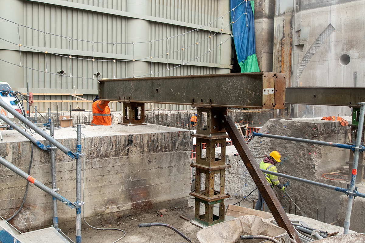 Dokončovanie betonárskych prác a príprava SAS kotiev na osadenie dosiek ložísk klapky horného zhlavia.