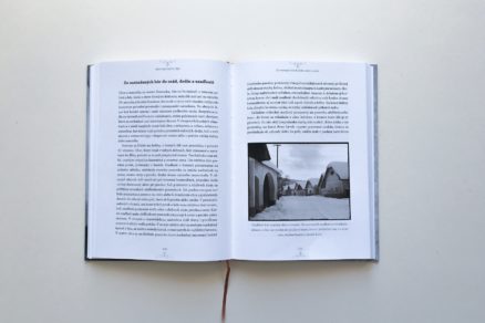 Prvú knihu dopĺňajú dobové dokumentárne fotografie od Vydru, Sochára či Dérera.