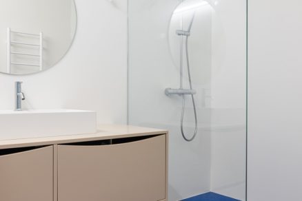 Liata polyuretánová podlaha vo farebnom vyhotovení vytvorila aj v priestore WC zaujímavý prvok.