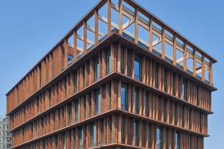 Nodi je prvou administratívno-komerčnou viacposchodovou budovou vo Švédsku, ktorá je postavená z dreva.