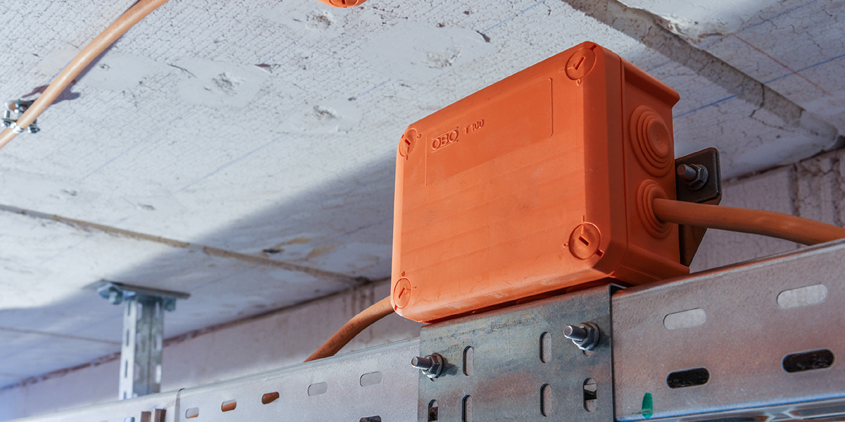 OBO FireBox namontovaný pomocou montážnej dosky na káblový žľab 