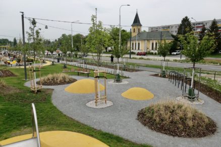V bratislavskej Karlovej Vsi pribudol oproti kostolu sv. Michala nový verejný priestor - multifunkčný park.