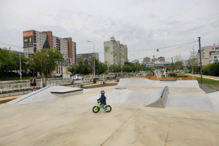 Najväčším lákadlom je športová zóna so skateparkom.