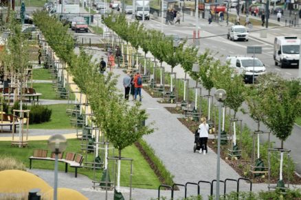 V bratislavskej Karlovej Vsi pribudol oproti kostolu sv. Michala nový verejný priestor - multifunkčný park.